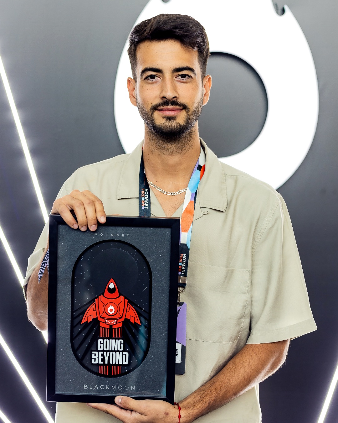 Carlos Vargas Pati&ntilde;o, Director of Aurix Group LLC, holding the Hotmart Going Beyond award